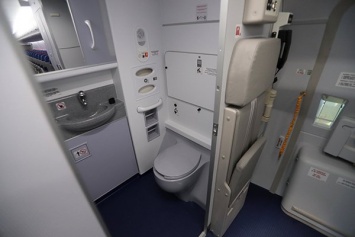 ''Смертельная опасность'': бортпроводник раскрыл правду о туалетах в самолете