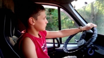 Подросток катался без прав за рулем автомобиля