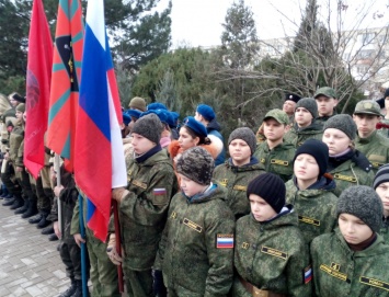 Оккупанты устроили детям праздник в военной форме: фото ''зомби-митинга'' в Крыму