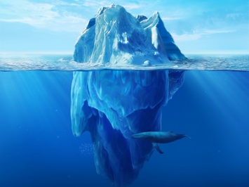 Фотограф запечатлел невероятную красоту подводного айсберга