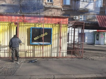 В центре Николаева начали расширять будку на остановке