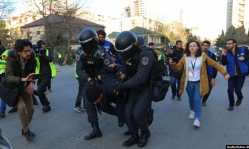 В Баку полиция применила силу при задержаниях на акции оппозиции