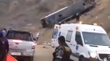 Трагедия в Перу: автобус с футбольными болельщиками рухнул в пропасть, много погибших - видео