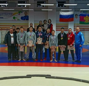 13 медалей выиграли крымские сумоисты на чемпионате и Первенстве ЮФО