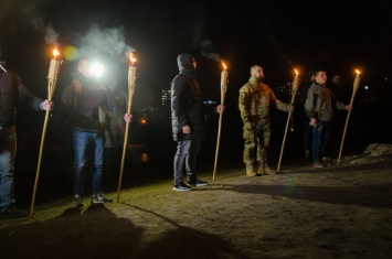 В Запорожье зажгли факела в память о погибших под Широкино бойцах «Азова», - ФОТОРЕПОРТАЖ
