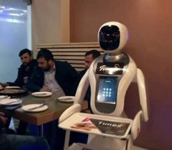 Робот Тимия заменила официантов в одном из ресторанов Кабула
