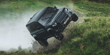 Land Rover Defender в новой «бондиане»: прыжки и гонки по болоту