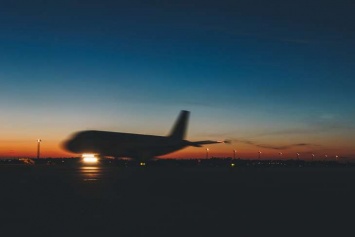 Посадка пассажирского самолета боком во время мощного урагана попала на видео