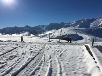На французский горнолыжный курорт снег завозят вертолетами