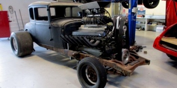 Новозеландец построил хот-род Ford Model A с 27-литровым V12 от танка