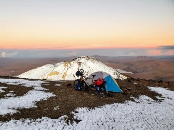Путешественник из Одессы пересек самую большую соляную пустыню мира и покорил вулкан в Боливии
