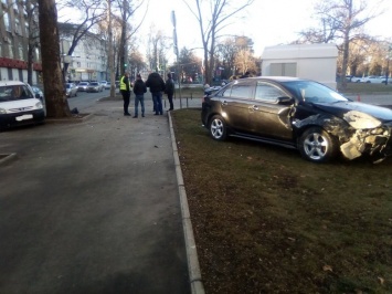 В Симферополе иномарка после ДТП "проехала" к Совмину Крыма, - ФОТО