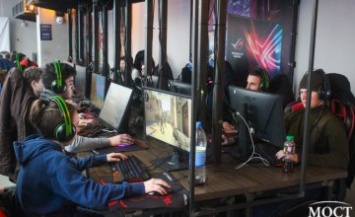 В Днепре состоялся шоу-матч по CS: GO между киберспортсменами 55+ и любителями