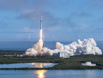 SpaceX отправила на орбиту очередную партию спутников для глобального интернета, но потеряла первую ступень ракеты