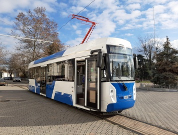 В Евпатории проходит испытание современный узкоколейный трамвай
