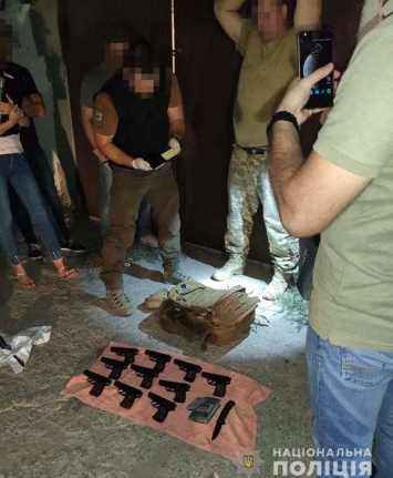 Менял наркотики на пистолеты: военнослужащий Одесского гарнизона сел на два года с конфискацией