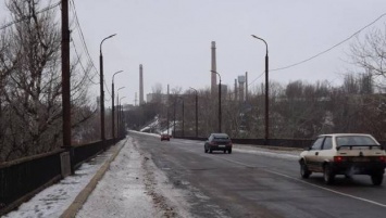 "Мост смерти" между Северодонецком и Лисичанском продолжает разрушаться (видео)