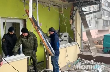 В Запорожье ночью бандиты взорвали отделение банка и вынесли из банкомата все деньги. Фото