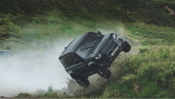 Новый Land Rover Defender выполнил невероятные трюки в фильме "Не время умирать": видео