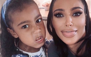 Всем бы такую маму: Ким Кардашьян повеселила домашним видео с дочкой