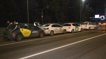 В Киеве водитель Audi на светофоре столкнула между собой Uklon, Uber и Bolt