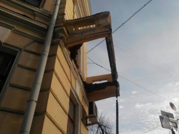В центре Харькова обрушился балкон Художественного музея (фото)
