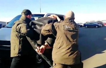 В одесском аэропорту задержали мужчину, который отправлял украинок в сексуальное рабство в Германию и Израиль (видео)