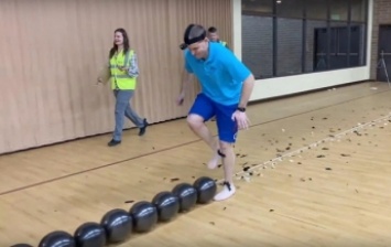 Мужчина установил рекорд, лопнув сто шаров ногами