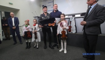 В Укринформе передали скрипки для учеников школы-интерната имени Лысенко