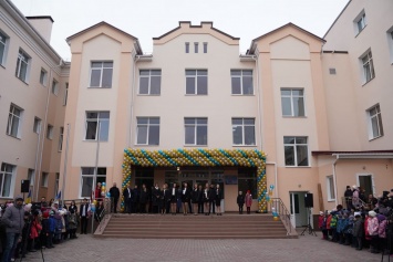 В Вишневом открыли новый корпус школы, который строили 12 лет