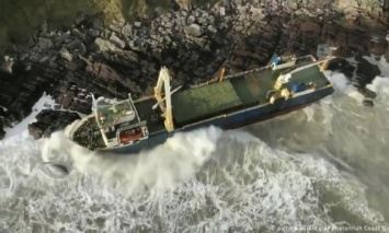 В Ирландии шторм "Деннис" выбросил на берег "корабль-призрак"