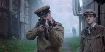 Юрий Борисов отправляет АК-47 на фронт