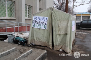 Приковали цепями к канистре с бензином: в Покровске продолжается акция протеста горняков