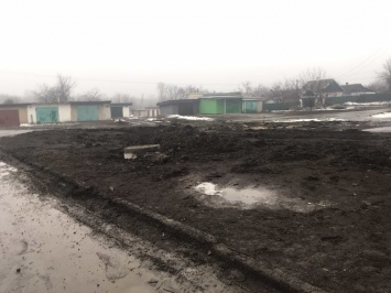 Сплошной огород: один из дворов микрорайона "Светлый" в Мирнограде снова утопает в грязи