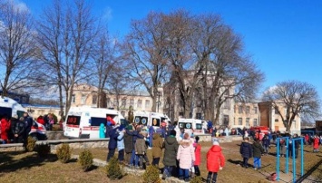 Слезоточивый газ уложил в больницу 16 детей: что произошло в школе на Киевщине