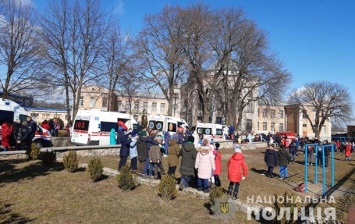 В одной из школ под Киевом неизвестный распылил газ: масса пострадавших