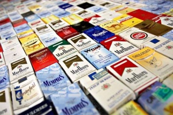 Курильщики выдохнули: сигареты пока не будут расти в цене - Зеленский наложил вето