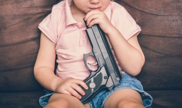 В Симферополе 6-летняя девочка выстрелила себе в голову из пистолета отца