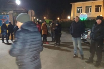Эвакуация украинцев из Уханя: на Полтавщине люди перекрыли дорогу (видео)