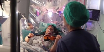 Скрипачка играет, пока хирурги удаляют опухоль из ее мозга