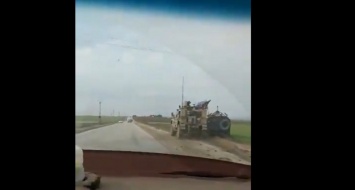 В Сирии броневик США вытеснил на обочину дороги военную машину РФ