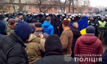 Перекрытые дороги и столкновения с полицией: В Полтавской обл. начались протесты против эвакуации украинцев из Ухани