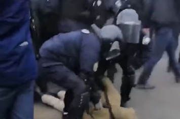 Cамолет из Уханя: под Полтавой - жесткие столкновения жителей и полиции. ВИДЕО