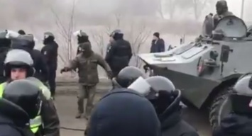 Протесты против приема украинцев из Китая: силовики применили военную технику