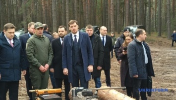 Гончарук ознакомился с процессом чипирования древесины на Черниговщине