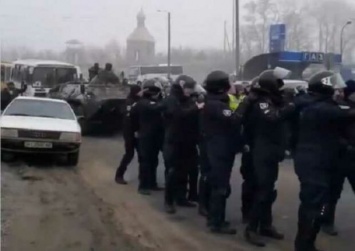 Под Полтавой становится все горячее. Силовики голыми руками ломают баррикады и борются с местными