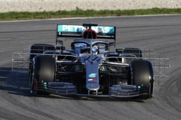 В команде Формулы-1 "Мерседес" придумали рулевое колесо, работающее как штурвал самолета