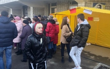 "Ждем братьев из Уханя", - украинцы блокируют подъезды к госпиталям, куда должны привезти эвакуированных (ВИДЕО)