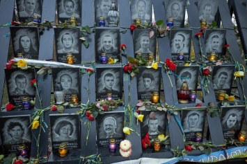 На Аллее Героев Небесной сотни в Киеве зажгли лучи достоинства