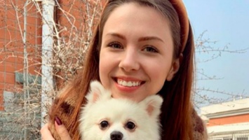 Посольство Украины обещает поддерживать контакт с девушкой, которую отказались эвакуировать с собакой